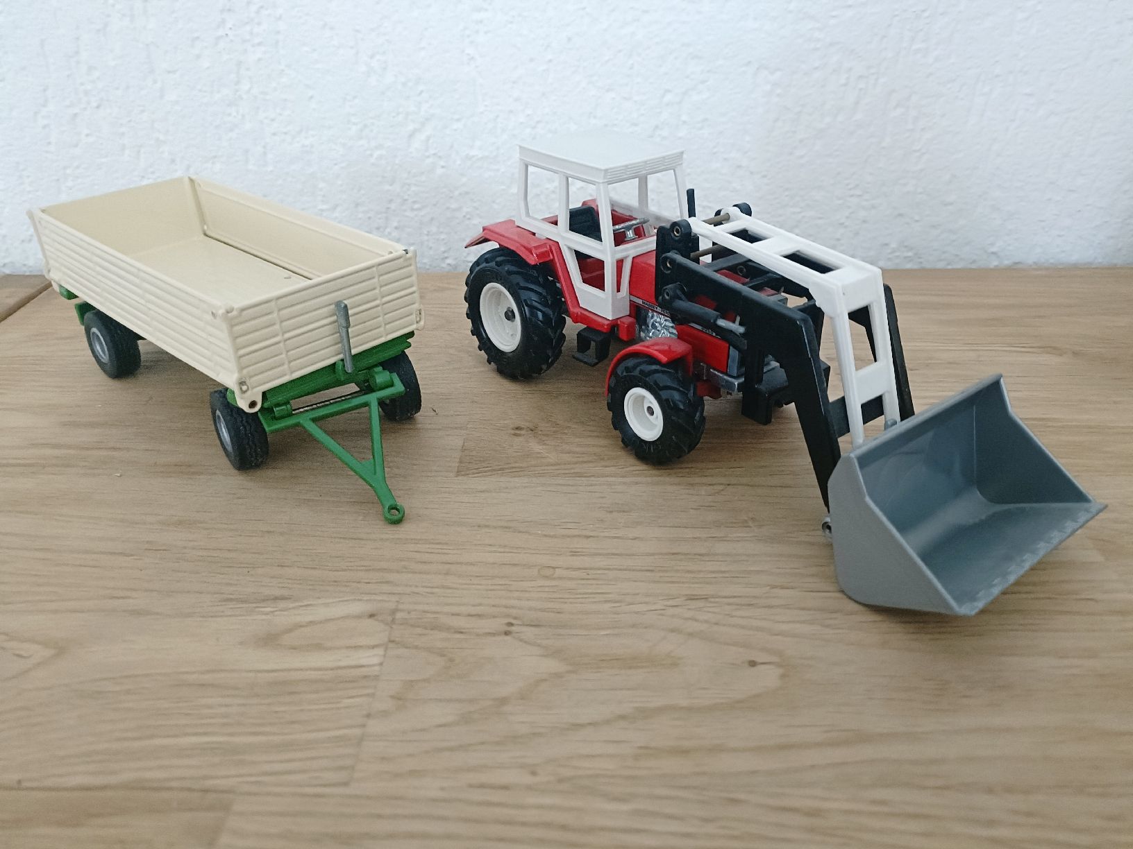 Siku Modellautos: Siku Traktor mit Frontlader und Anhänger Vitrinen Modell  – Neu (gemäss Beschreibung) aus Grindel von Forester88