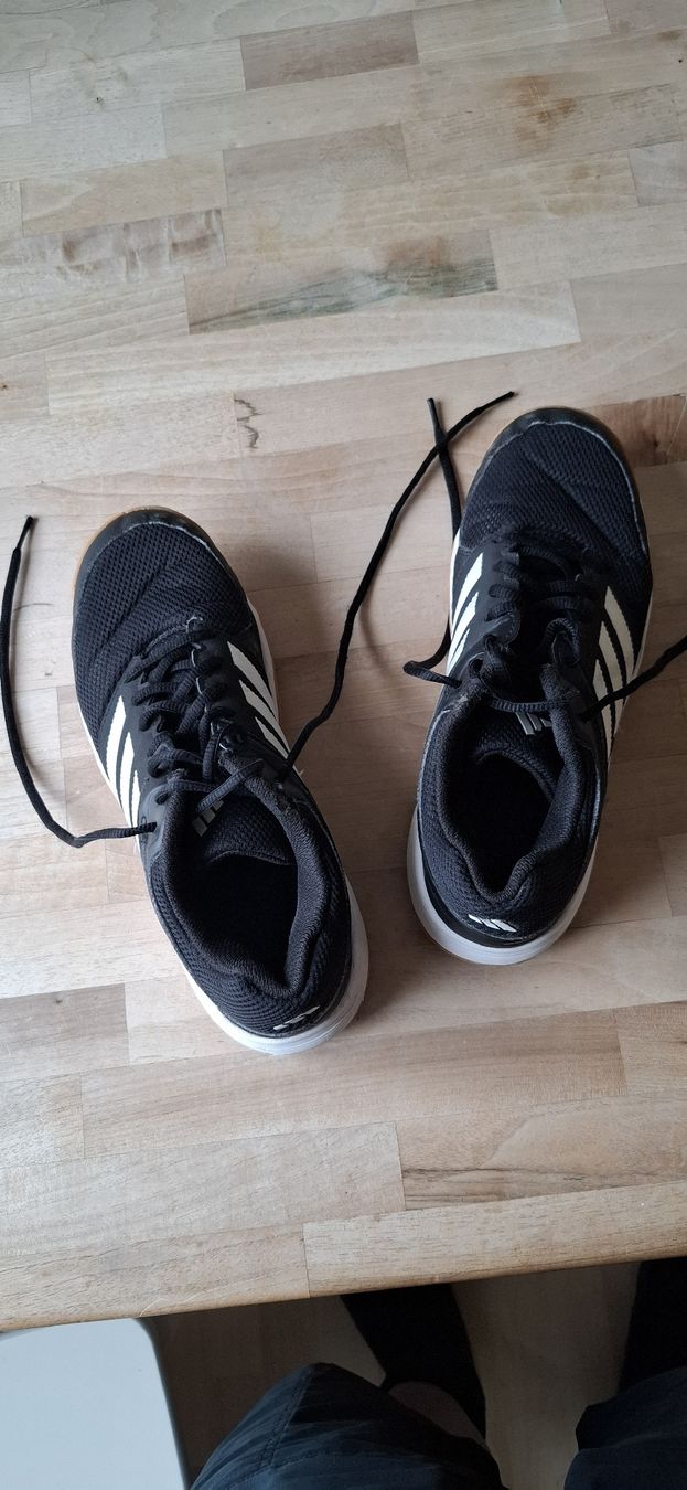 Scarpe da uomo: Hallen Turnschuhe Adidas – Usato da luzern venduto da Salut76