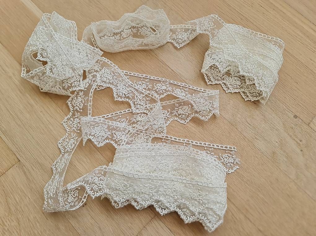 Stoffe: Wunderschöne weisse Spitzenborte  Blumenmuster – Neu und originalverpackt aus Allschwil von 86d_fmd5 1