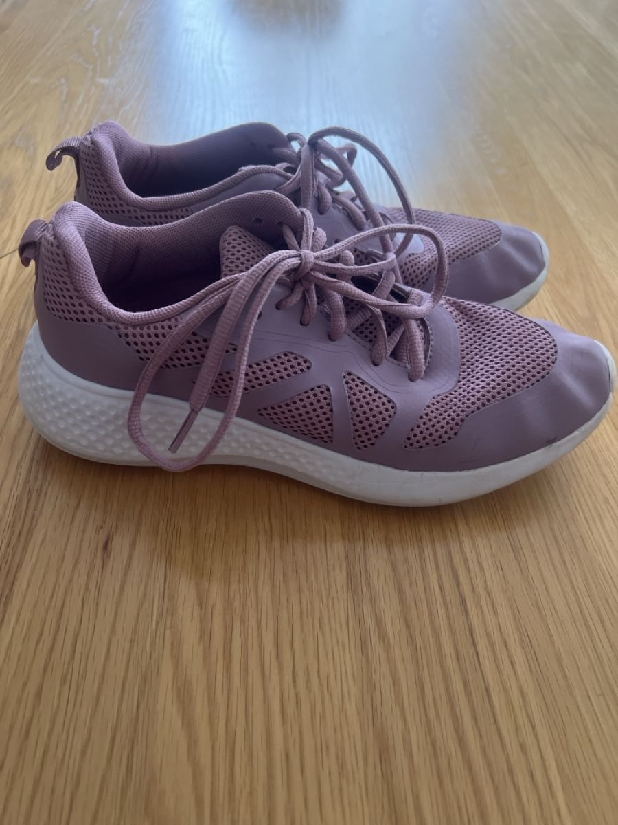 Schuhe für Mädchen: Hallenturnschuhe Gr.38 – Gebraucht aus Laufen von Nachlasverkauf 1