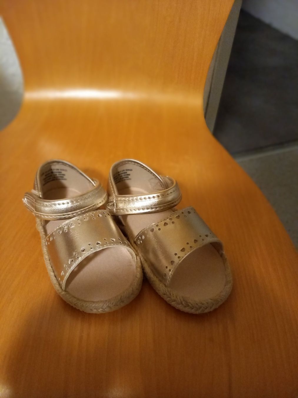 H&M Schuhe für Mädchen: Goldige H&M Sandalen – Neu und originalverpackt aus Safnern von EmmaMalea 1