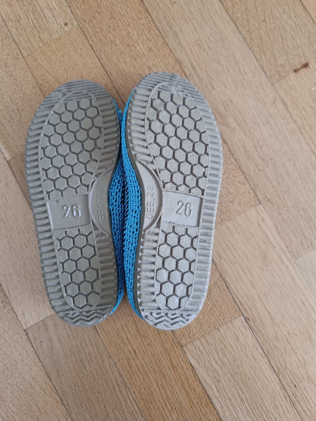 Scarpe per ragazzi: Handgestrickte Hausschuhe, hellblau, Grösse 26 – Nuovo (secondo la descrizione) da Dübendorf venduto da phoebe013 1