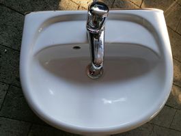 Waschbecken weiss Keramik Wandmontage mit Armatur