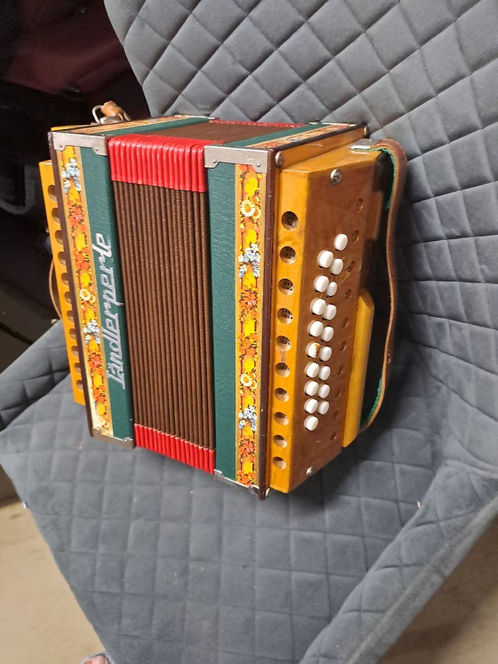 Strumenti musicali: schwyzerorgeli ton B – Usato da Villeneuve venduto da BibiVintage 1