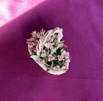 Capodimonte-Porzellankorb mit Rosen