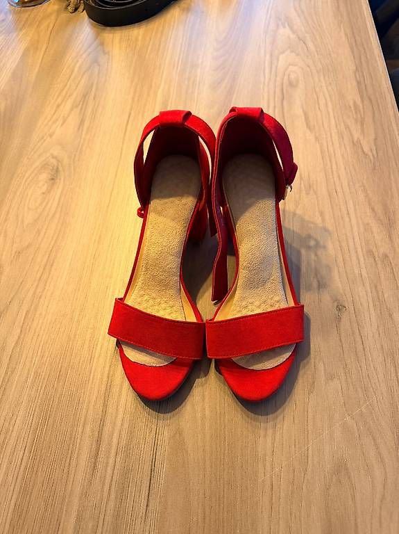 Scarpe da donna: Rote Sandalen mit Blockabsatz – Usato da Bözberg venduto da van_52qk 2