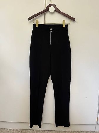 SCHWARZE HOSE MIT REISSVERSCHLUSS