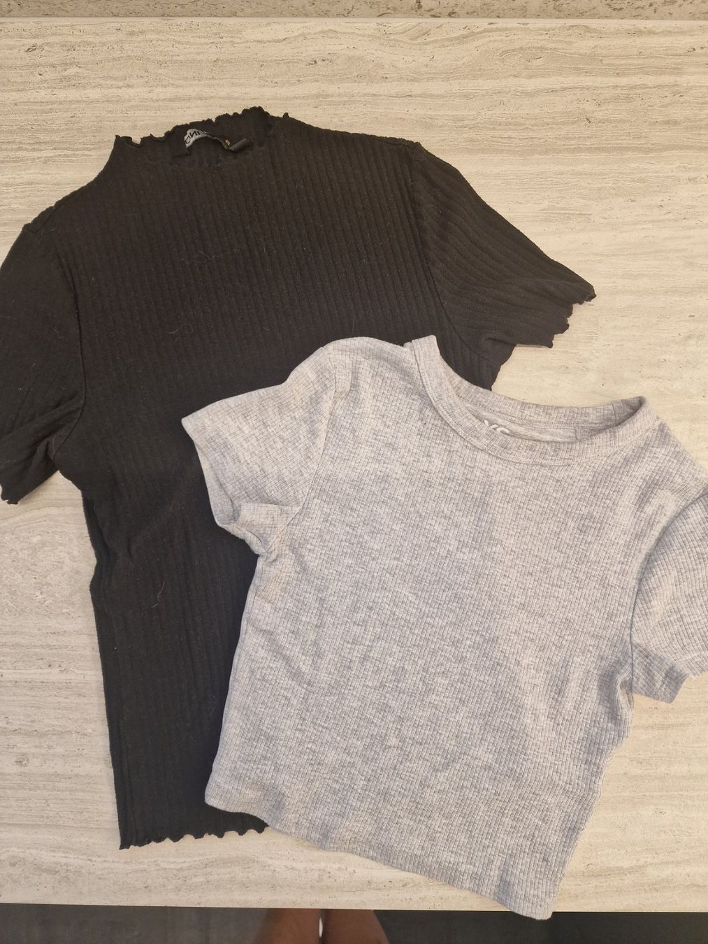 T-Shirts: 2 T-Shirts Gr XS – Gebraucht aus Schindellegi von Bpologe60