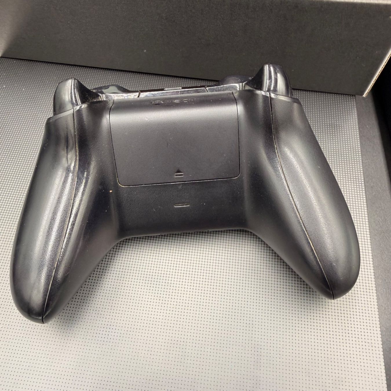 Microsoft Konsolen: Microsoft Xbox One X Project Scorpio 1TB OVP – Gebraucht aus Düdingen von Nerdworld 2