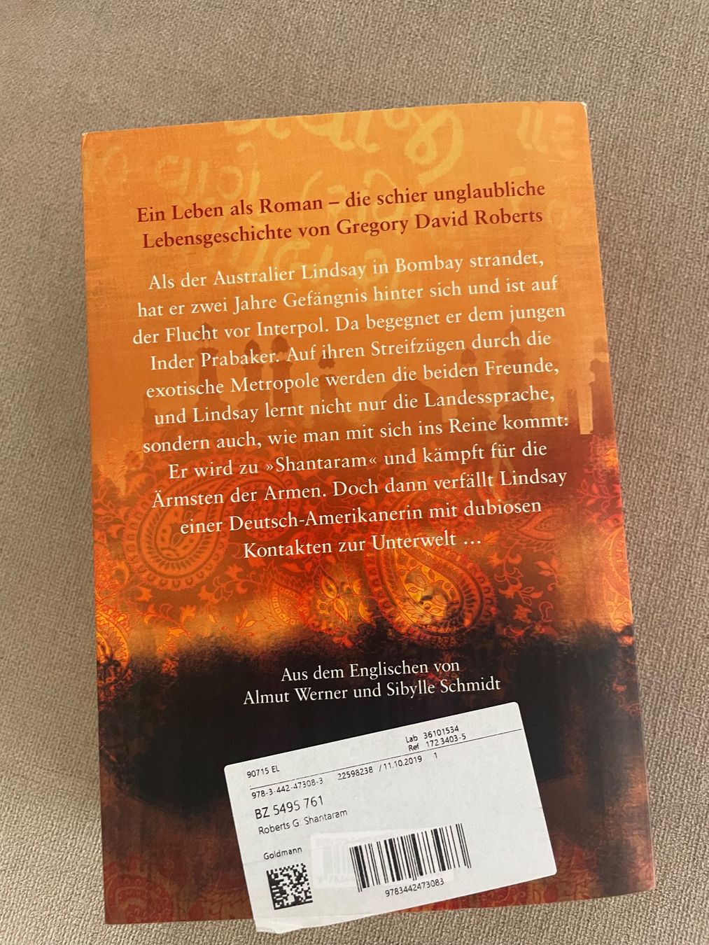 Libri: Buch Shantaram von Gregory David Roberts – Nuovo (secondo la descrizione) da Nidau venduto da sve_2thh 1