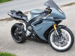 2  Motos YZF R1 04+07