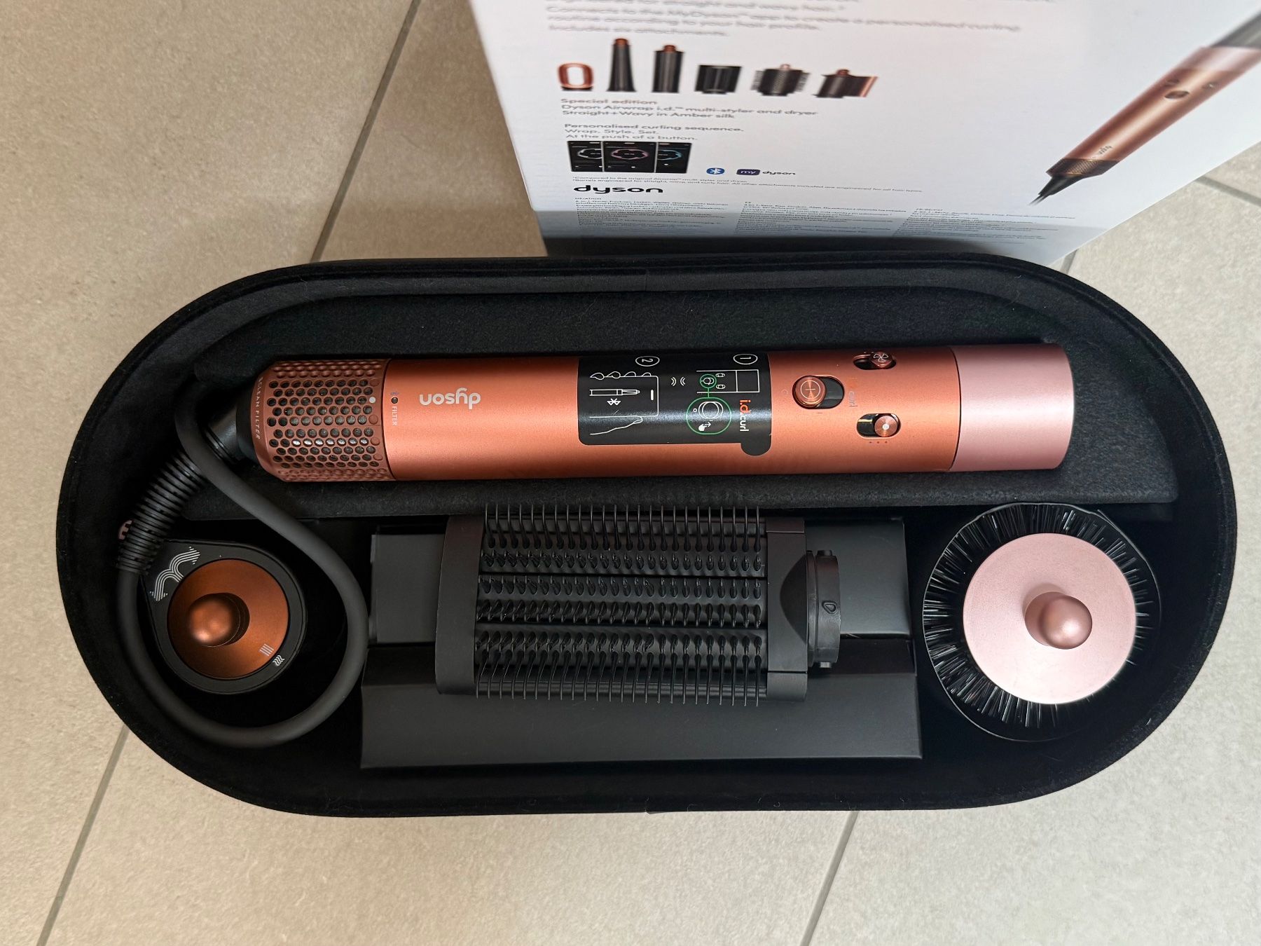 Dyson Piastre & Arricciacapelli: Dyson Airwrap i.d. Straight+Wavy Amber Silk – Nuovo (secondo la descrizione) da Rotkreuz venduto da gismo_83 1