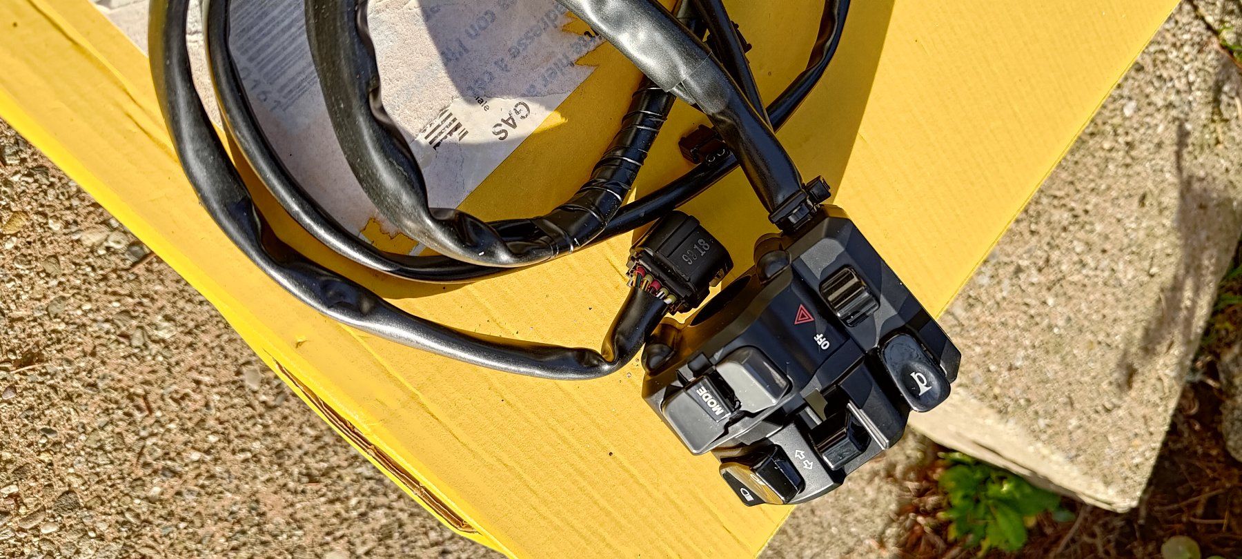 Yamaha Tutti i ricambio per moto: Yamaha YZF-R1 OEM Schalter links – Usato da Volketswil venduto da HONEGGRO 2