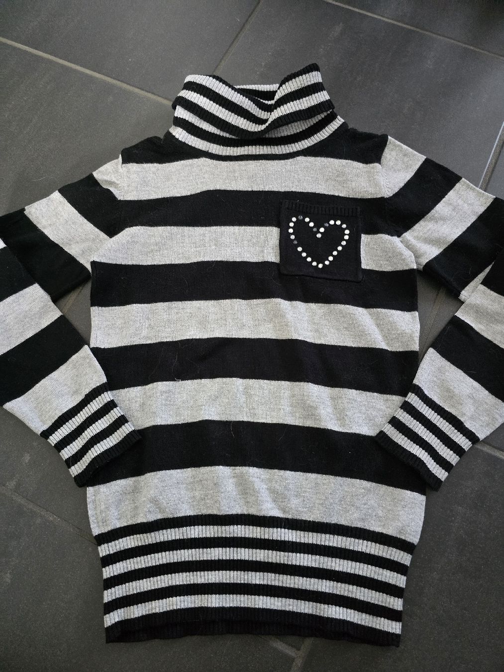 Maglioni & Felpe: Pullover gestreift mit Herz Grösse 110 – Usato da Unterentfelden venduto da Panda-87
