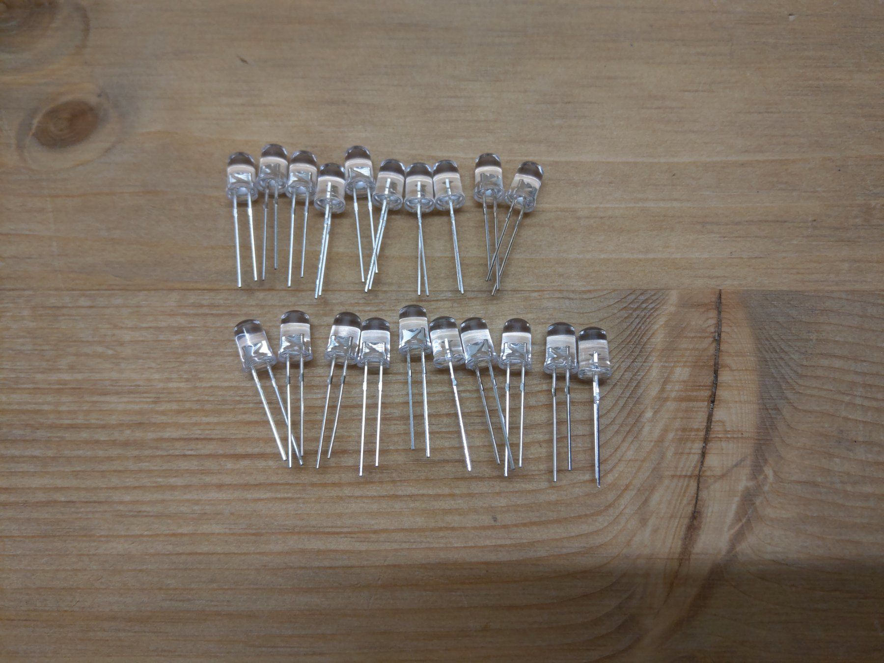 Componenti elettronici: LED Diode 5mm weiss rot 3000-4500mcd 2-2.2Volt 20x – Nuovo e nell'imballaggio originale da Neunkirch venduto da MaElekt 1