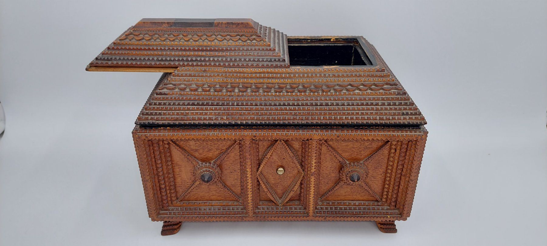 Cassapanche: Prächtige Tramp Art Schatulle Box – Usato da Dielsdorf venduto da anabur
