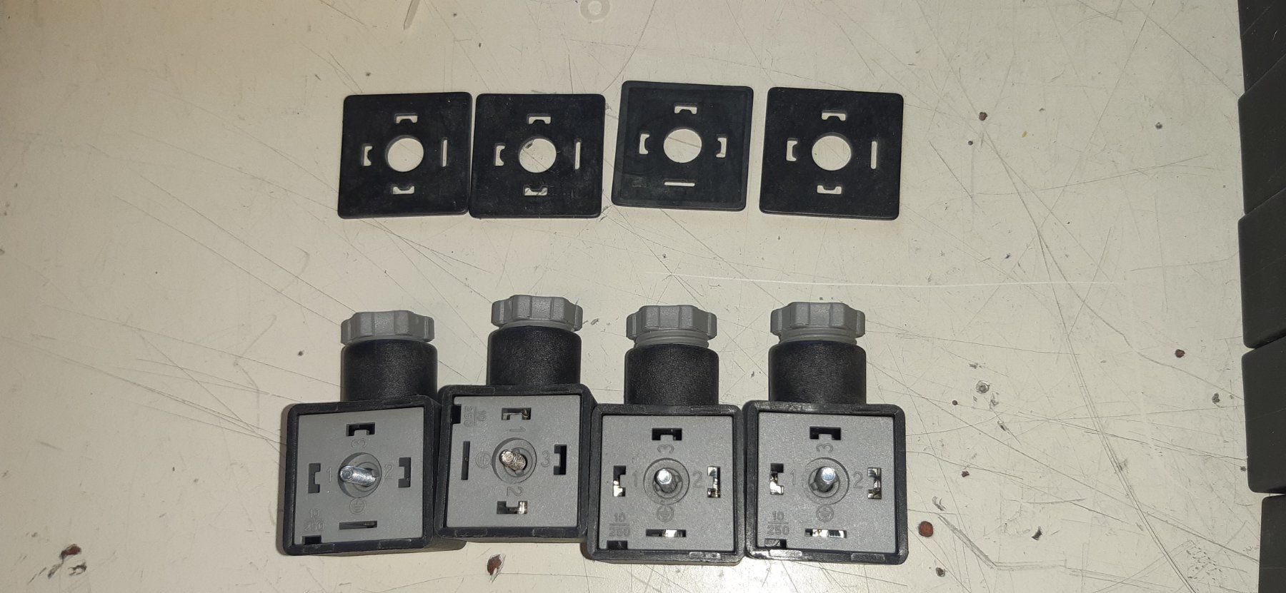 Componenti elettronici: 4 Stk. Ventilstecker Bauform A 18mm – Usato da Fehraltorf venduto da STEMAC01TK