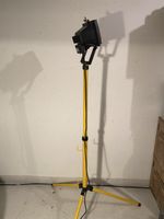 Baustellenstrahler mit Stativ, ideal für Garage