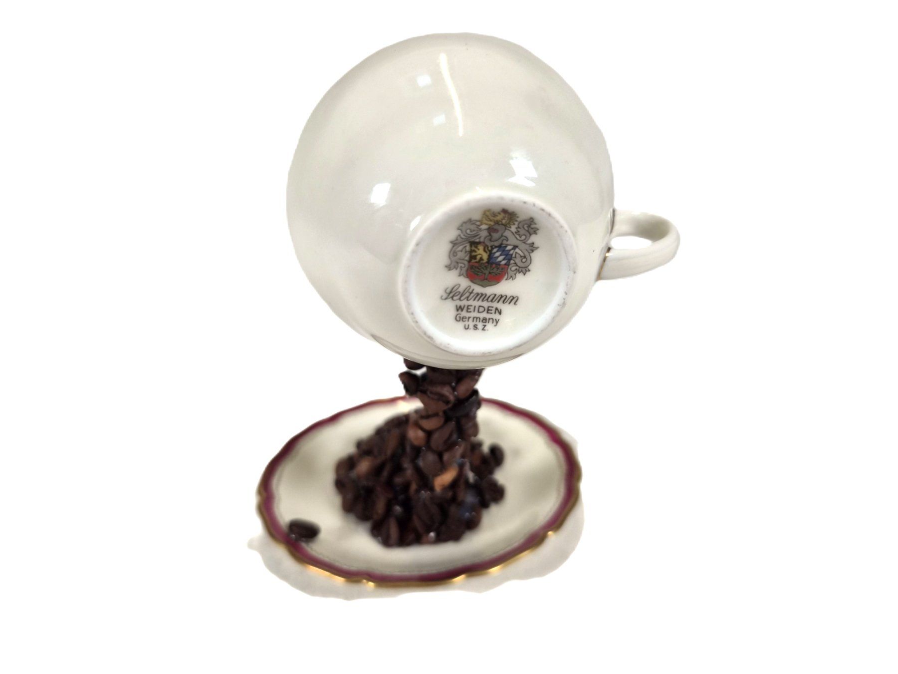 Tutte le decorazioni: Schwebende Kaffeetassen-Skulptur mit Kaffeebohnen – Usato da Wil SG venduto da Restwert_Wil 3