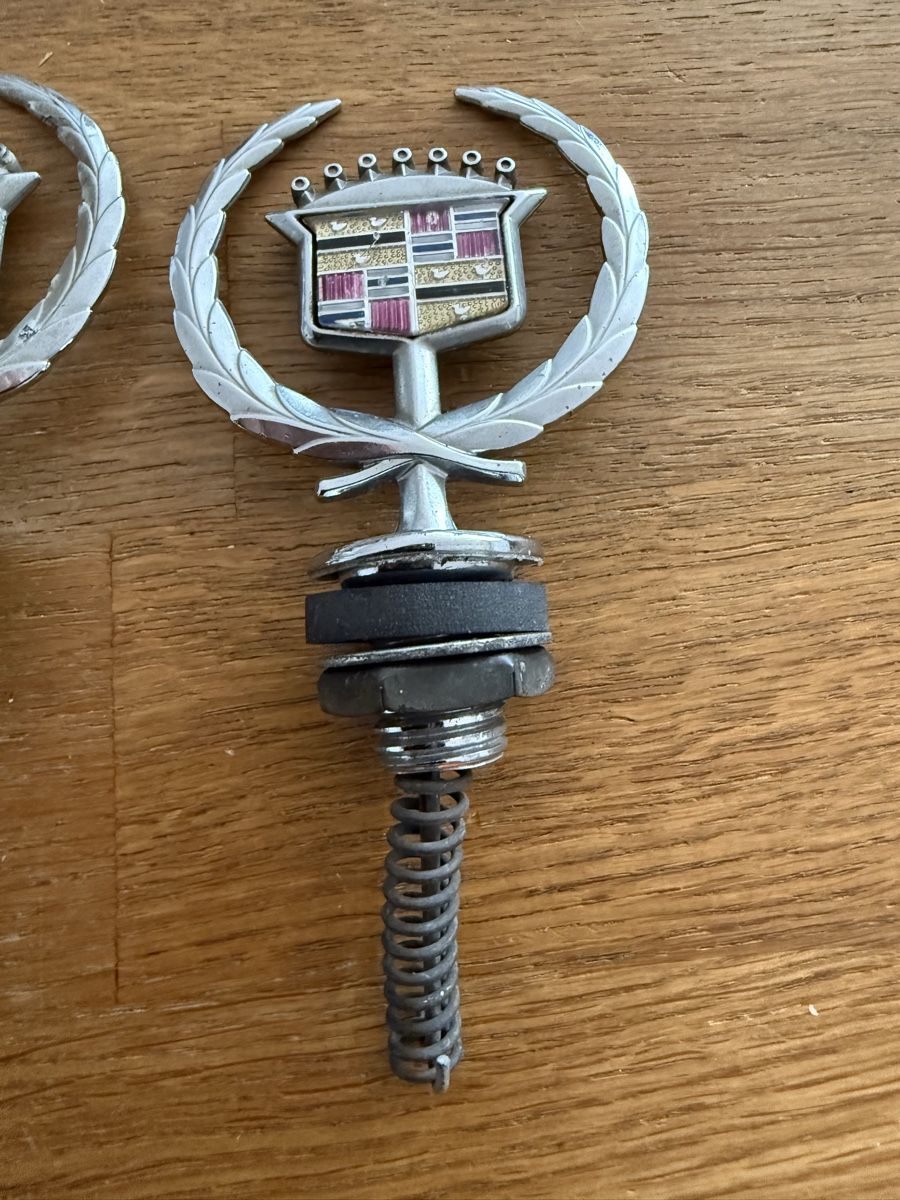 Cadillac Tutti i ricambio: Cadillac Kühlerfigur Embleme Kühler Figur Emblem – Usato da Goldach venduto da Donpancho 1