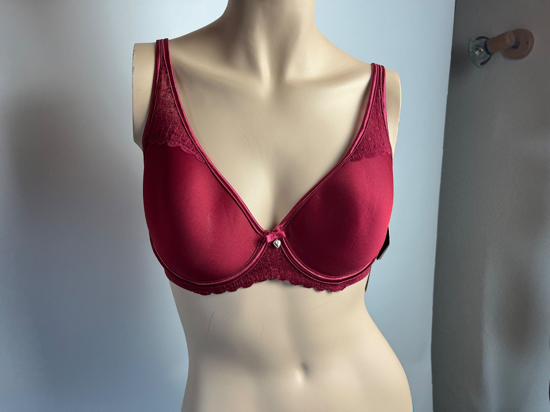 Altra biancheria intima: Bügel-BH Sassa, Grösse 75D, Farbe Dunkelrot – Nuovo e nell'imballaggio originale da Rudolfstetten venduto da gst_g7xl