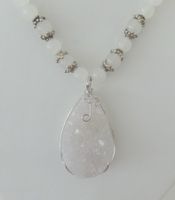 Weisse Jade Halskette mit Druzy Achatanhänger