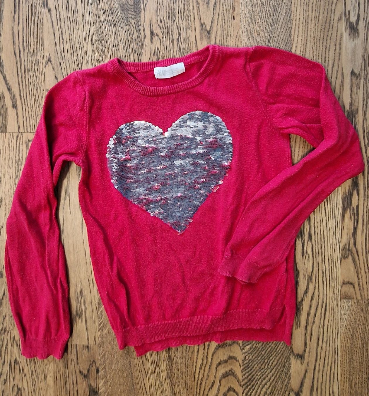 H&M Pullover & Sweatshirts: H&M Pulli Gr.122/128 mit Herz wendepailletten – Gebraucht aus Benken SG von EgMoJo