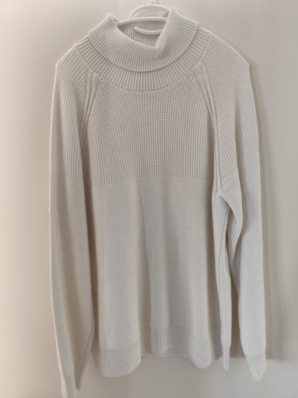 Pullover & Sweatshirts: Pull blanc col roule. Taille L – Gebraucht aus Neuchâtel von pie_8t6p