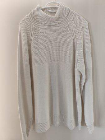 Pull blanc col roule. Taille L