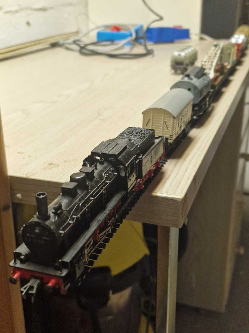 Fleischmann Modellini di ferrovie: Fleischmann Dampflok HO mit Güterwagen  – Usato da Herzogenbuchsee venduto da ioa_zcm6