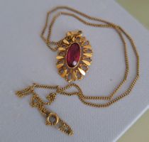 Kette mit rotem Stein