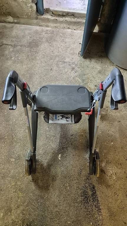 Sedie a rotelle: Rollstuhl ZEBRA inkl Schlupfsack plus Rollator – Usato da Bichelsee venduto da Achso 4