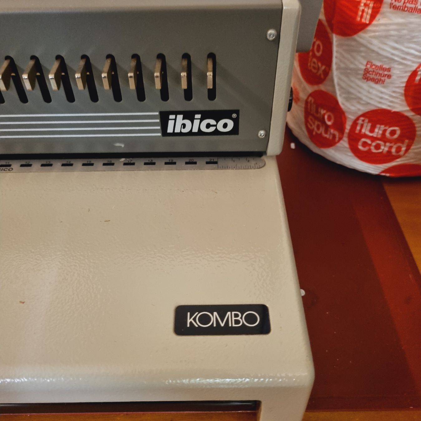 Ibico Macchine rilegatrici: IBICO Kombo Plastikbindegerät – Usato da Affoltern am Albis venduto da Zapro 1