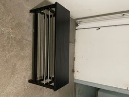 Schwarzer Schuhständer mit Metallstangen