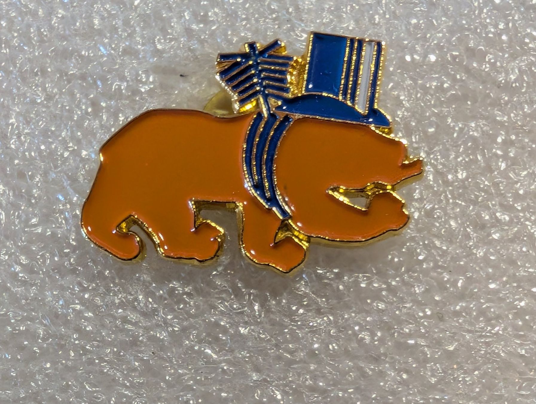 Plaketten & Abzeichen: Ansteckpin 266: Bär – Gebraucht aus Oppligen von Pin-Fall-Shop
