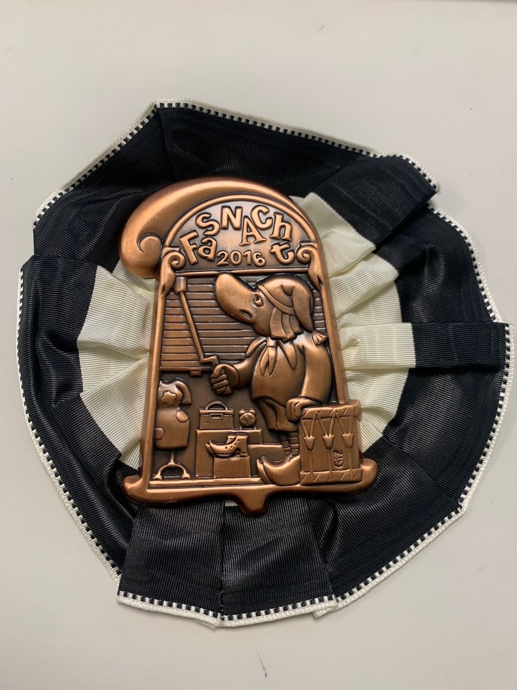 Basler Placchette & Badge: Basel Zugsplakette Kupfer 2016 – Usato da Basel venduto da fasnachtsoutlet1965