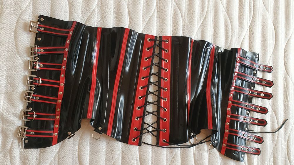 Magnifique corset Demask (D'occasion) à Les Genevez JU pour CHF 150 ...