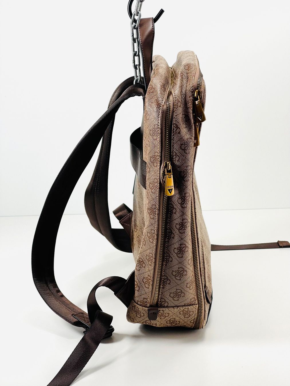 Guess Zaini: GUESS COMPACT SQUARED Rucksack - Beige/Brown Monogramm Print – Usato da Zürich venduto da Arche_Brockenhaus 1