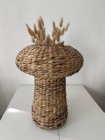 Vase en osier avec bouquet de fleurs 
