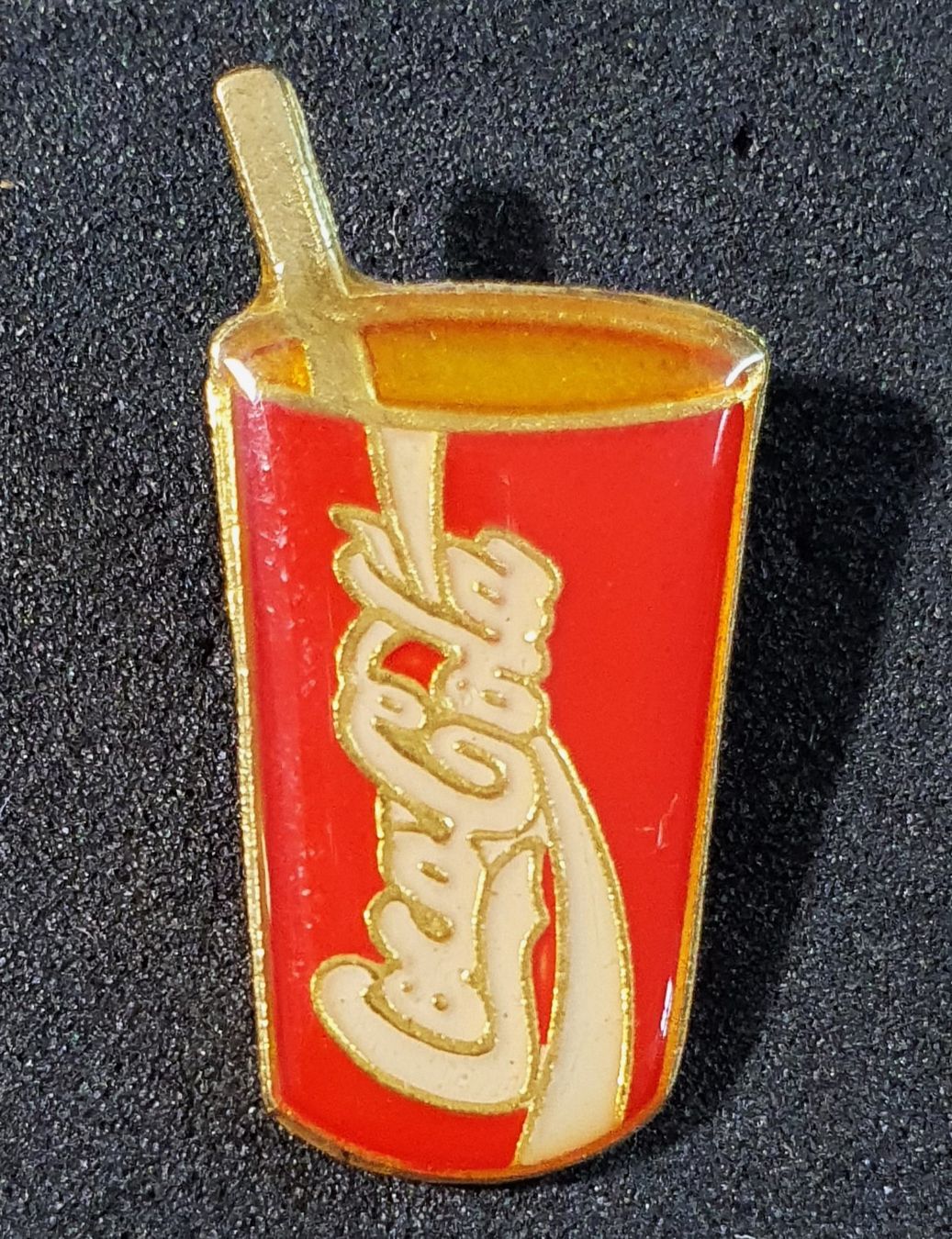 Placchette & Badge: BB708 - Pin Coca Cola Coke Becher – Usato da Reinach BL venduto da Boston-Verkauf