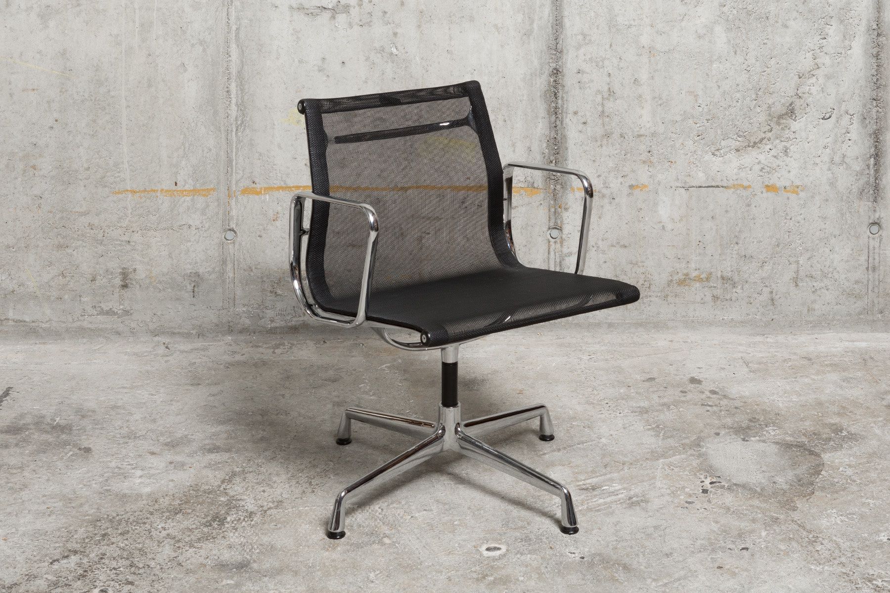 Vitra Chaises: Zwei drehbare Eames Stühle EA 108 von Vitra – D'occasion à Bern par sales_et 1