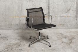 Drehbarer Eames Stuhl EA 108 von Vitra