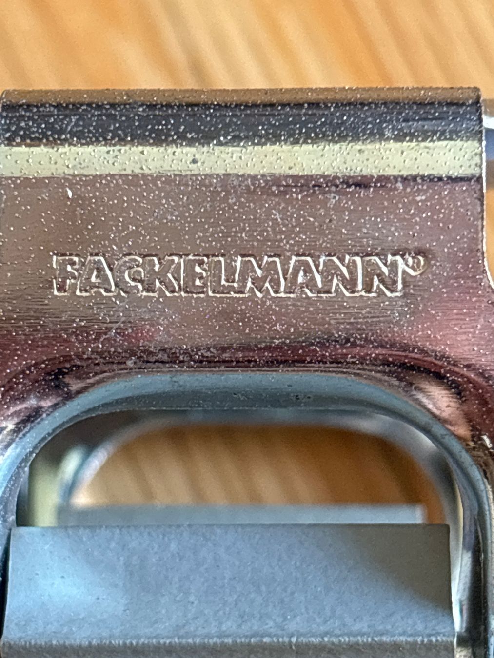 Fixations: Besenhalter mit Gummirollen – D'occasion à Luzern par Sontru 2