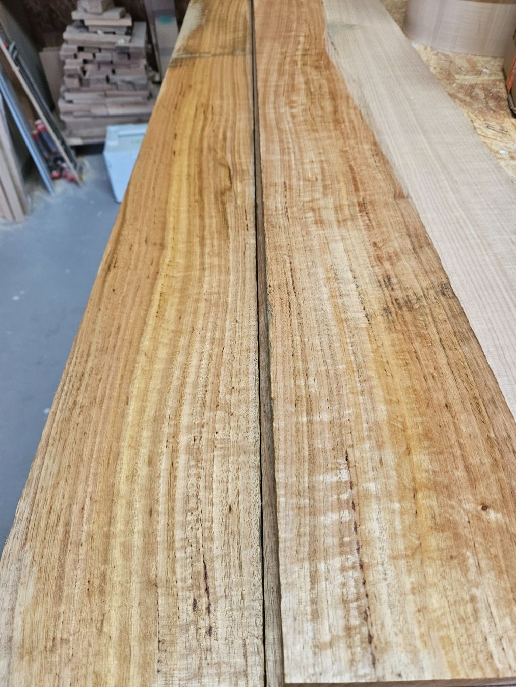 Articoli in legno: Eukalyptus Bretter trocken 1,6m3 – Nuovo (secondo la descrizione) da Affoltern am Albis venduto da TrommelGarage