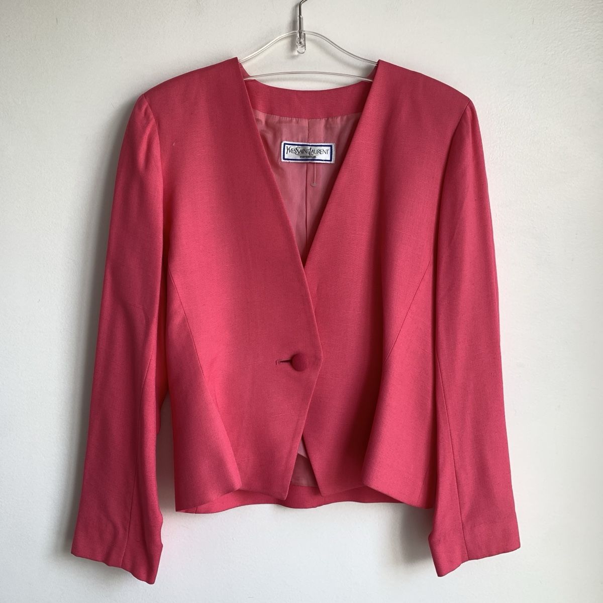 Saint Laurent Giacche: Yves Saint Laurent Variation Pink Spring Blazer, S – Usato da Genève venduto da Kookiek