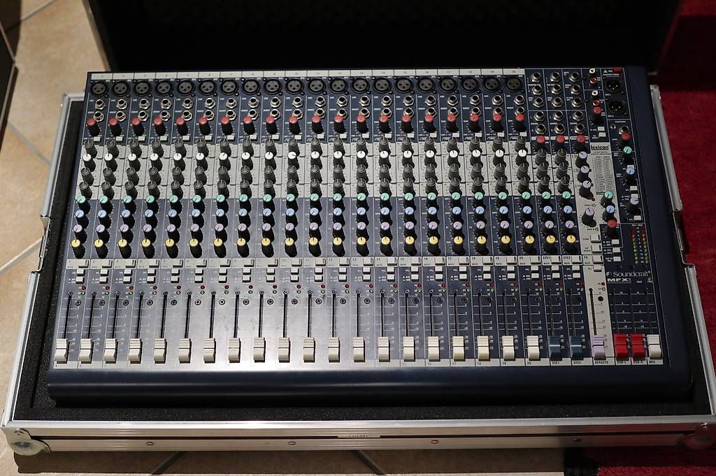 Soundcraft Console di mixaggio: soundcraft mfx 24 avec flightacase – Usato da Vaulion venduto da akedia