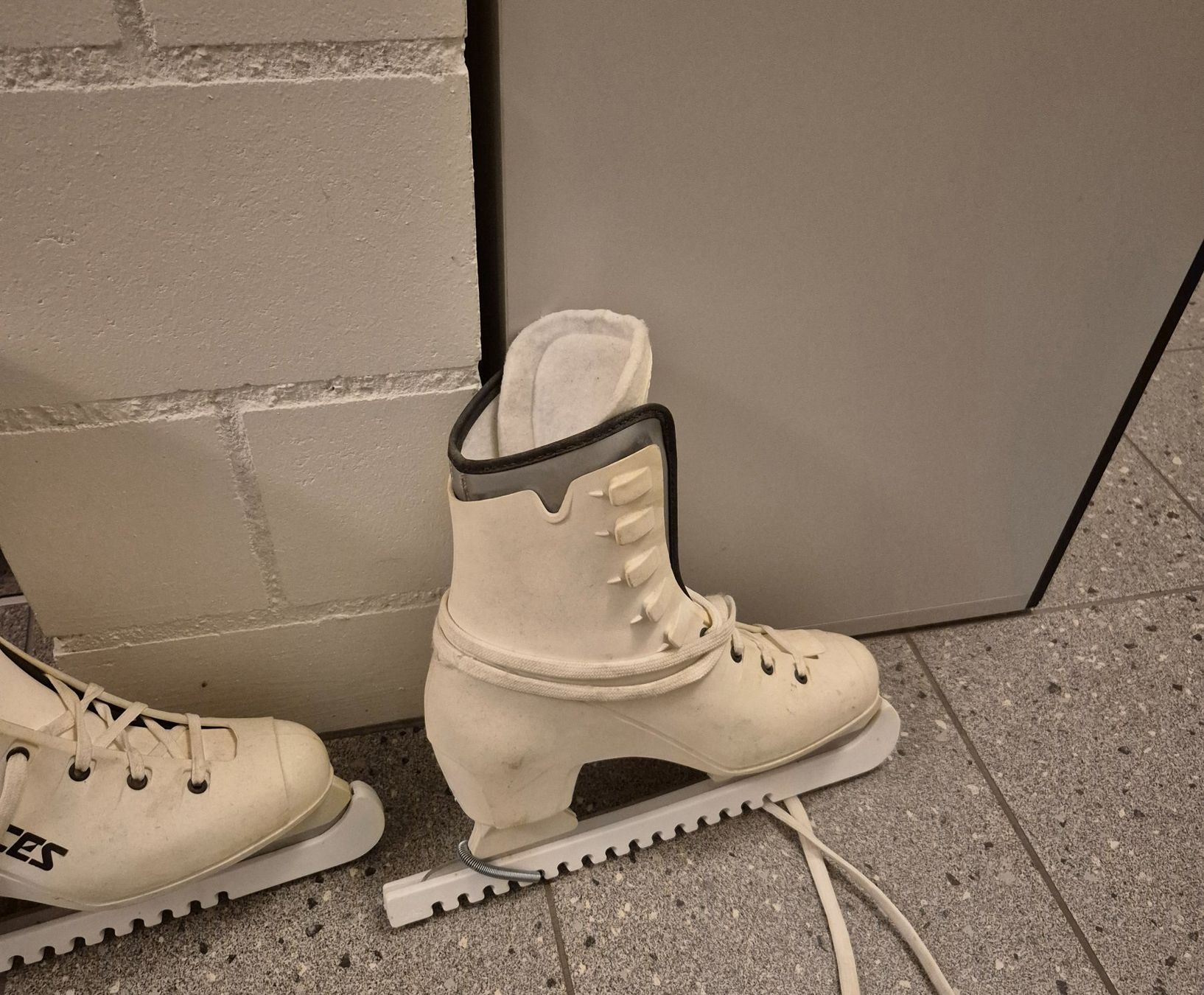Schlittschuhe: Weisse Schlittschuhe, Grösse 41 Damen – Gebraucht aus Lohn-Ammannsegg von NikiVibes 2