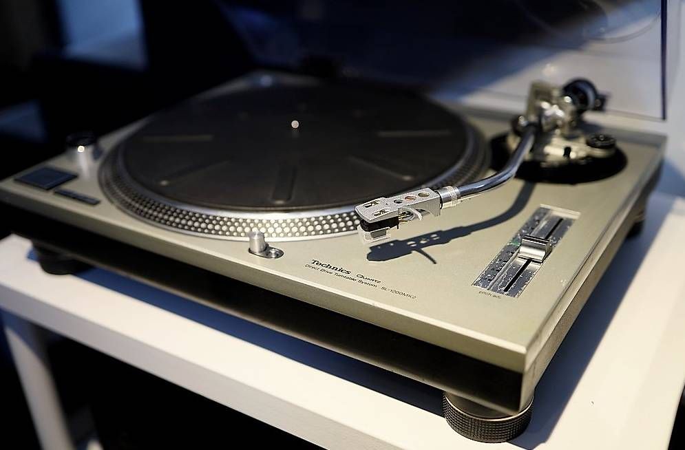 Technics Giradischi: Technics SL1200 DJ Spieler – Usato da Luzern venduto da Hifipro