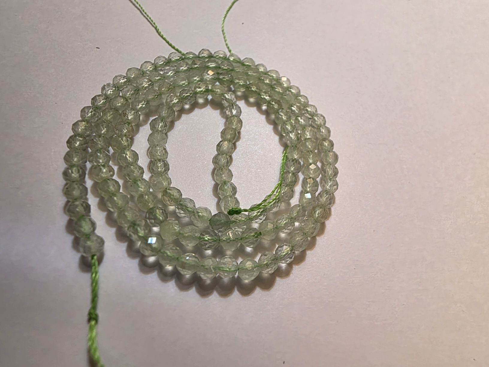 Mineralien & Heilsteine: Prehnit facettiert 3mm. Strang Strang – Neu und originalverpackt aus Menziken von Mirager