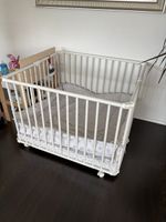 Geuther Laufgitter weiss auf Rollen mit Einlage und Zubehör